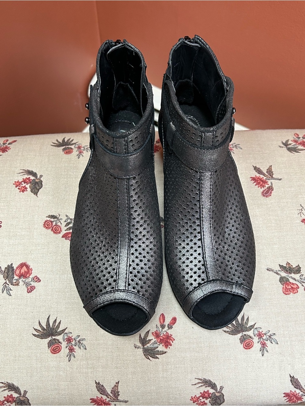 Earth Originals Peep Toe Pewter Ankle Boots size6